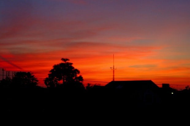 รูปภาพท้องฟ้าสีส้ม (ผีตากผ้าอ้อม)